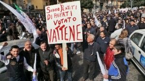 Napoli, serrata del commercio contro sindaco e Ztl: tensione e lacrimogeni