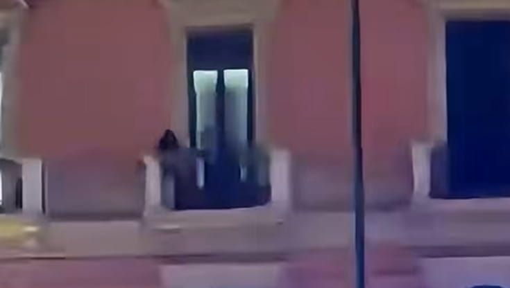 Tentata violenza a Napoli, donna chiede aiuto dal balcone: giovane portato via tra gli insulti