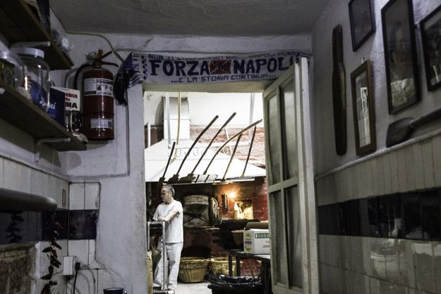 Il calcio non è solo una palla che rotola: il fotoreportage sui tifosi del Napoli emigrati a Milano