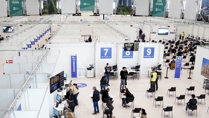 Vaccino Covid in Lombardia, tocca alla fascia 16-29 anni: da domani 2 giugno via alle prenotazioni