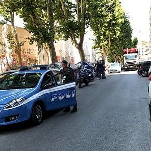 Roma, rissa tra donne fuori da un bar: a separarle arrivano due volanti della polizia