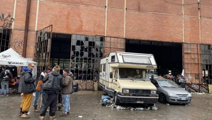  Rave party a Torino: lo sgombero sotto la pioggia. Tutti identificati 