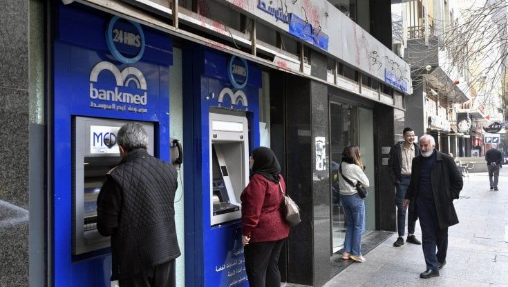 Libano, poliziotti rapinano una banca contro la crisi