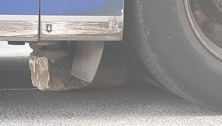 Una grossa pietra si stacca dal cavalcavia delle Cure e si incastra sotto al bus: passeggeri a terra