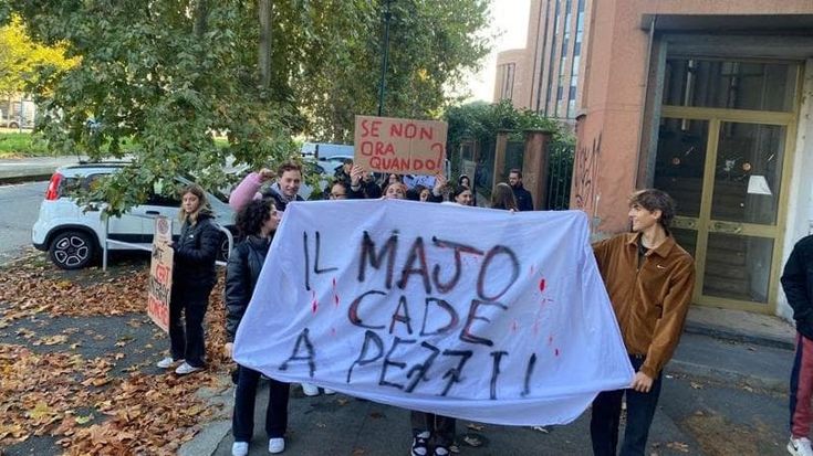 Cade lamiera dal tetto, studenti del Majorana in corteo: “Scuola a pezzi, io non rischio”