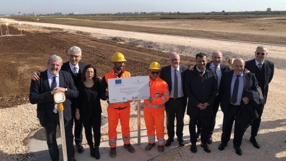 Aeroporto di Bari, inaugurato il prolungamento della pista: "Ora possibili voli intercontinentali" 