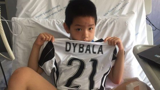  Torino: Dybala regala la sua maglia al piccolo Kelvin, calpestato e poi salvato in piazza San Carlo 