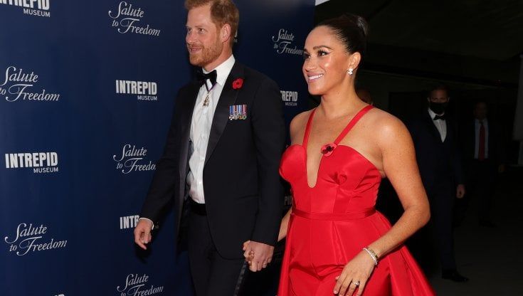 Meghan Markle in abito couture rosso incanta New York. Lei e Harry più uniti che mai