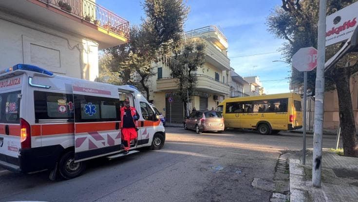 Scuolabus si scontra con auto in Salento, ferita un’accompagnatrice. Illesi ma sotto shock i bambini