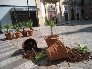 Commercianti e posteggiatori distruggono<br />l'isola pedonale di piazza San Domenico