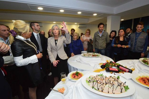 A scuola il buffet di benvenuto, fuori la protesta:<br /> il ministro Giannini contestato dagli studenti