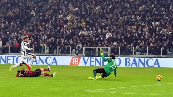 Milan-Juve, lite sul gol di Tevez: "Barano sui replay". La replica: "Polemica farsesca"