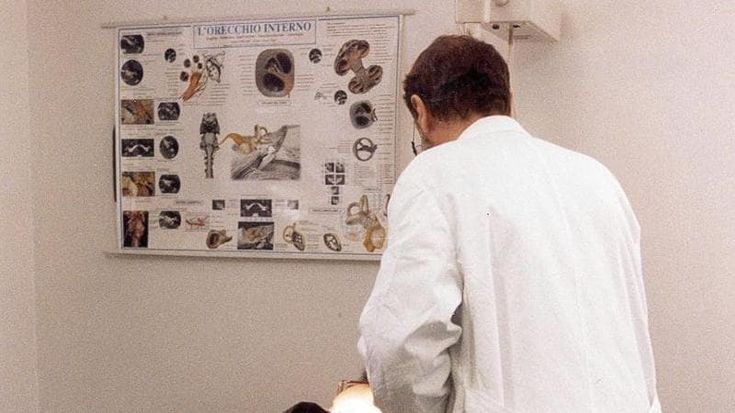 Medici di base in crisi: pochi, stanchi e anziani. “C’è troppa burocrazia”