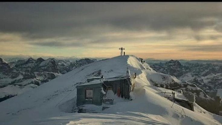 Marmolada, riapre per l’estate la Capanna di Punta Penia: “Abbiamo spalato neve per cinque giorni”