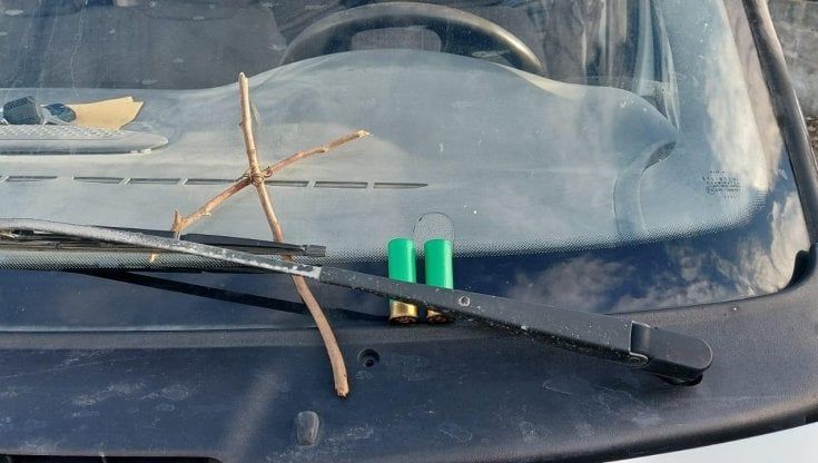 Agrigento, due cartucce e una croce sull'auto di un imprenditore antiracket