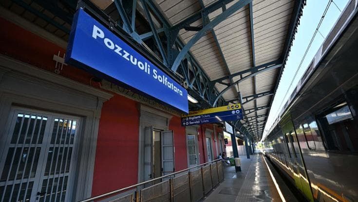 Campi Flegrei, l’ira dei pendolari: “Metro ancora ferma per C02 ma navette insufficienti per noi”