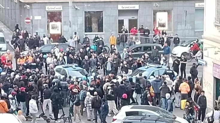 Rapina a un anziano: fermati due ventenni, folla accerchia le volanti e tenta di impedirne l’arresto
