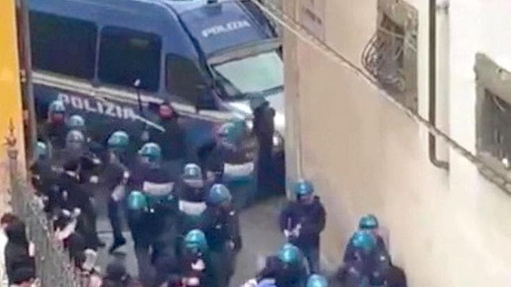 La difesa di Piantedosi sugli scontri al corteo di Pisa: “No processi sommari alla polizia”. Tajani con gli agenti: “Figli del popolo attaccati da radical chic”