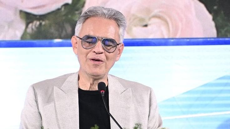 Andrea Bocelli a Sanremo: “Tutto è iniziato qui 30 anni fa”. L’arrivo a cavallo come Benigni