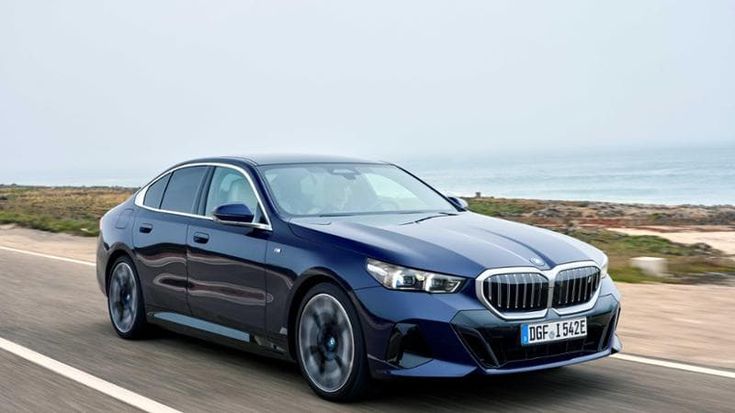 Scossa Bmw: la prova della i5, la best seller tutta elettrica con 500 km di autonomia