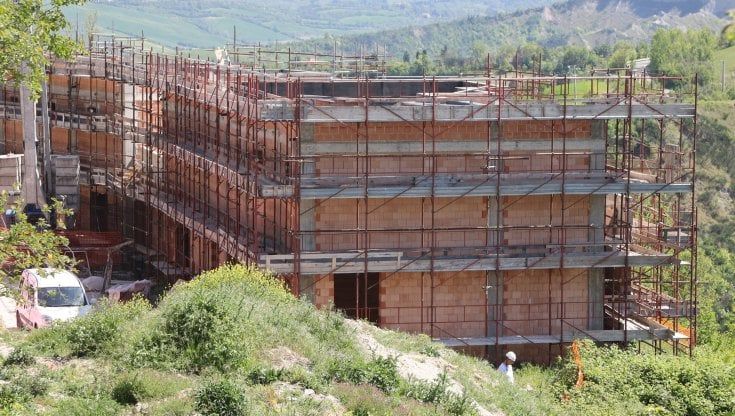 “Capannoni trasformati in ville sui colli: mai più.  Cambieremo le regole” 