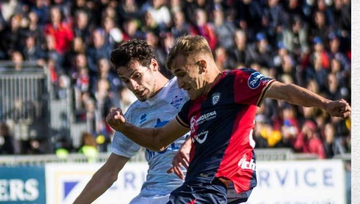 Serie B, il Frosinone allunga ancora. La Reggina cade in casa. Il Bari travolge il Parma, buona la prima di Ranieri a Cagliari 