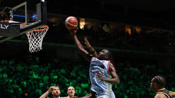 Basket, l’Armani supera di forza Trieste in Coppa Italia: sabato la semifinale contro Brescia