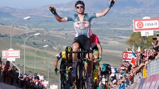 Giro d'Italia, Wellens vince la prima in Sicilia. Dennis resta in rosa, Aru e Froome perdono secondi