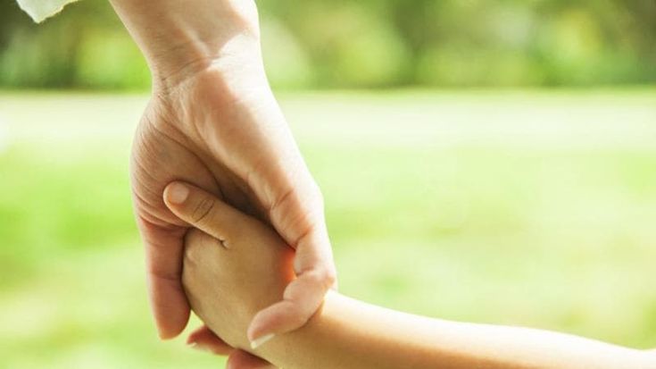 “Vite attese”, il romanzo di Silvia Rivolta che indaga il legame tra genitori e figli
