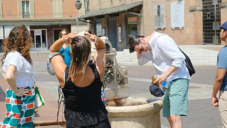 Caldo, rischio stress termico: “Poco riposo, afa, sbalzi di temperatura logorano. Ecco cosa fare”