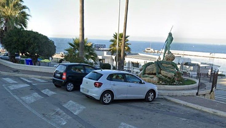Bari, minacciati dal parcheggiatore abusivo con cane che si è avventato: la denuncia sui social del sindaco