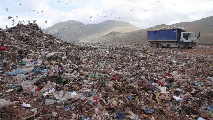 Rifiuti in partenza per il Liechtenstein. Regione ferma, Palermo avvia l'export