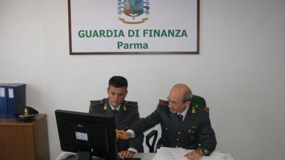 Parma, a nuoto durante l'orario di lavoro: blitz della Finanza a Medicina 