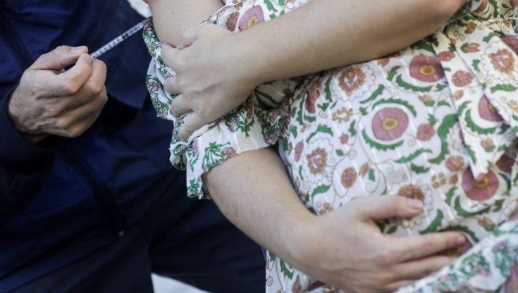 Covid, le associazioni di ostetricia e ginecologia lanciano l'appello a Speranza: "Vaccinare subito le donne incinte" 