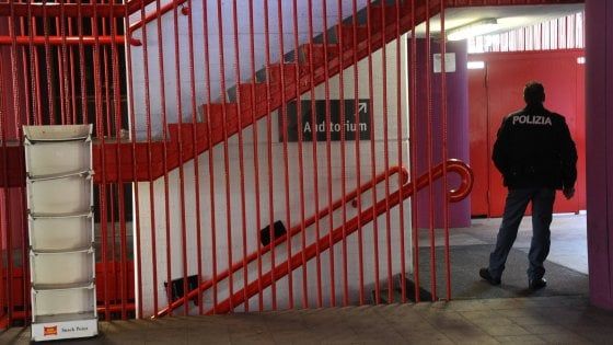 Milano, clochard trovato morto fuori dal centro commerciale: aveva rifiutato il ricovero