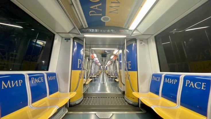 Sui treni della metro A di Roma i colori della bandiera ucraina e messaggi di pace