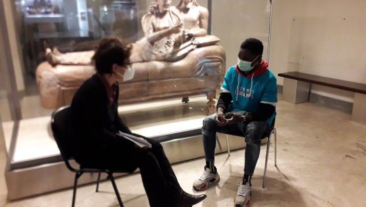 Dall'odissea di Doumbia alla battaglia di Sabrina, al Museo etrusco dal vivo storie di migranti e pregiudizi 