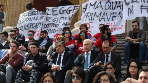Università in crisi: crollano studenti e docenti. A Palermo lezione sulla scalinata del teatro Massimo