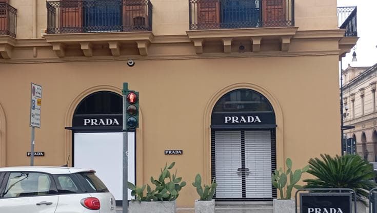 La chiusura di Prada, accordo con i dipendenti. Confcommercio: “Campanello d’allarme”