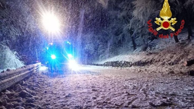 Maltempo in Lombardia, strade chiuse in Valtellina e grandi nevicate nel Varesotto