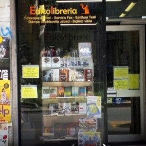 Torino, tenta di rapinare all'alba un edicolante: messo in fuga con lo spray urticante
