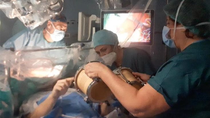Operato di tumore al cervello da sveglio e mentre suona due tamburi: “Decisivo dal punto di vista clinico”