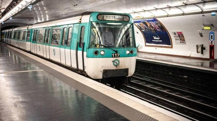 Tre donne accoltellate da un uomo nella metro di Parigi. “Si esclude la pista del terrorismo”