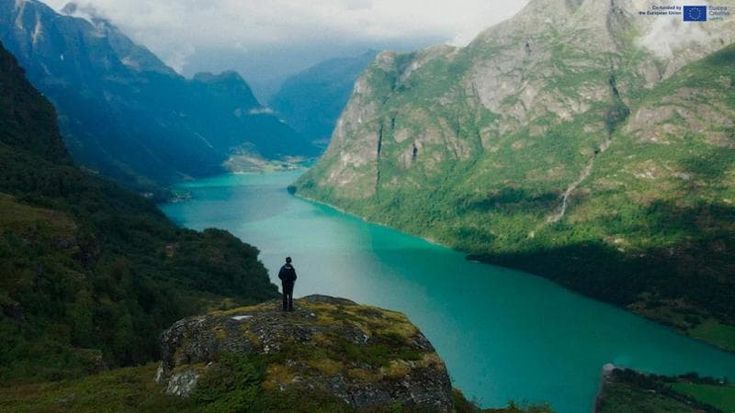La canzone della Terra, in streaming su MYmovies un viaggio mozzafiato nel paesaggio e nella memoria