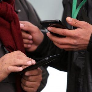 Addio alla "tesserina" nel telefono: la sim diventa virtuale e gli operatori si adeguano