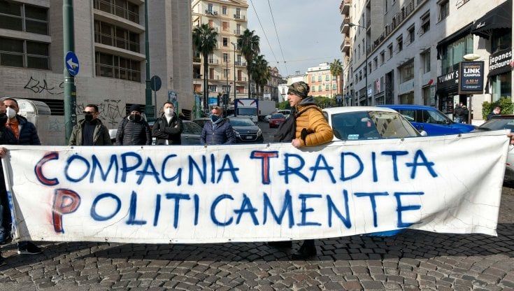 Ctp, i lavoratori bloccano il traffico in piazza Plebiscito