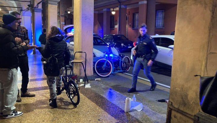 Via San Vitale, difende ragazze molestate: pestato a sangue, C'è un branco che terrorizza la zona