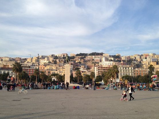 Lungomare di Napoli: i venditori abusivi sono i padroni della strada