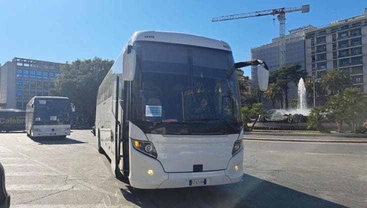 Treni Bari-Taranto, la linea è sospesa per lavori. I pendolari: “Bus in ritardo e troppo pieni”