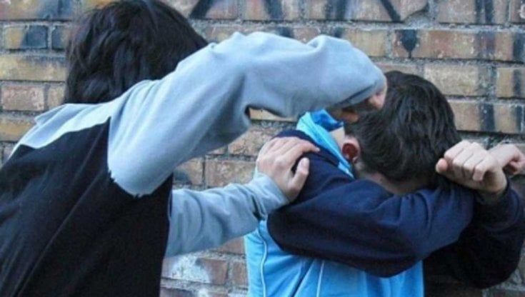 Bullismo, ragazzino di prima superiore picchiato a scuola a Parma